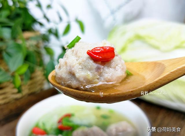 白菜丸子汤怎么做，给孩子煮一锅白菜肉丸汤
