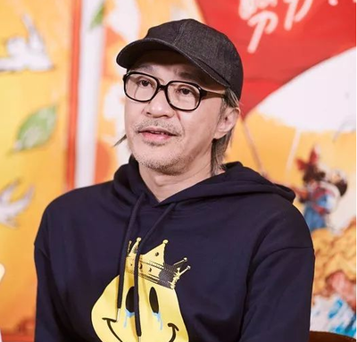 周星驰为什么满头白发还带着帽子(周星驰当年为何一夜白头?