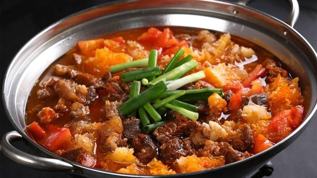 酸辣椒炒牛肉的做法，酸辣椒炒牛肉的做法大全家常做法（红汤牛肉锅的简单做法）