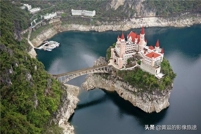 遗世而独立是形容什么，遗世而独立是形容什么动物（中国版“霍格沃茨”矗立山环水绕间）