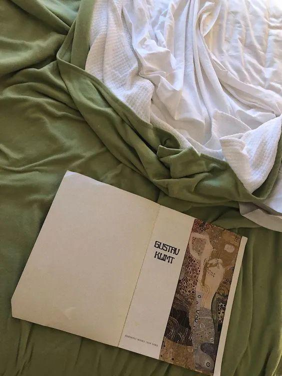 橄榄绿是什么颜色，翡翠橄榄绿是什么颜色（橄榄绿正在悄悄的流行…）