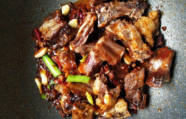 腊排骨火锅的做法，腊肉火锅做法图解（腊排骨火锅的家常做法）