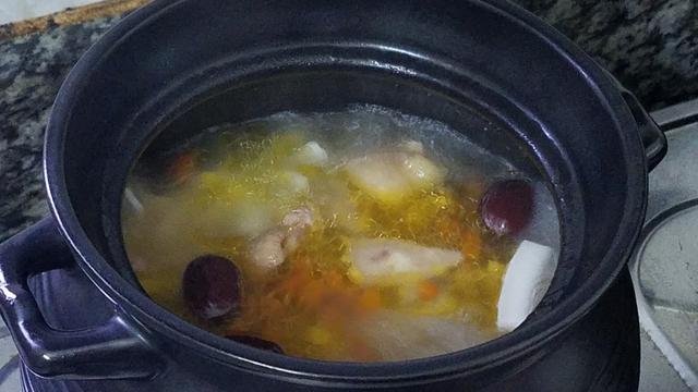 椰子炖鸡的做法，椰子煲鸡汤的家常做法（很多人都没喝过的一道靓汤）