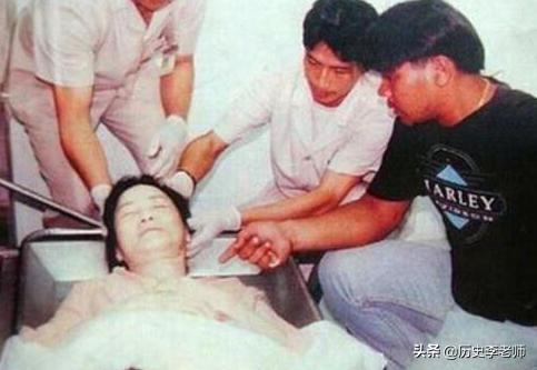 邓丽君是怎么死的，邓丽君怎么死的（日本人拍到左脸有巴掌印）