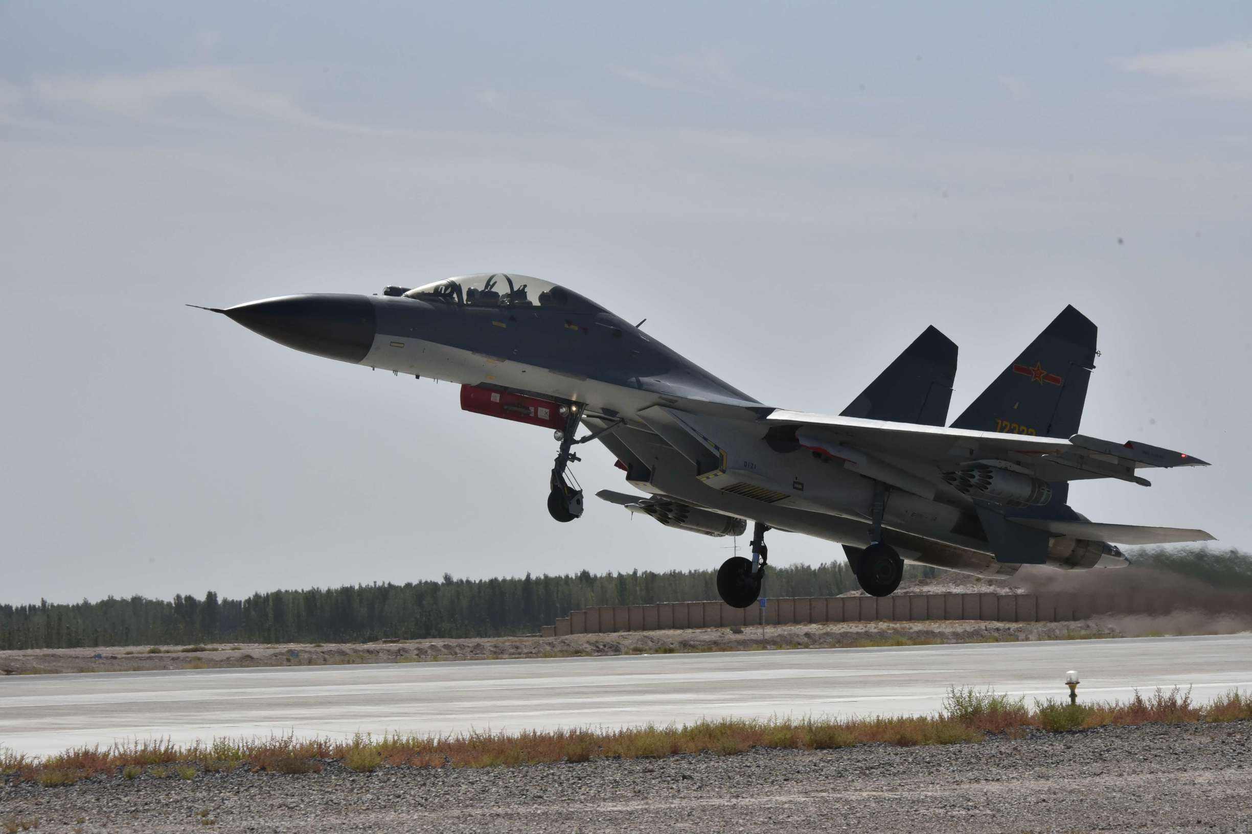 什么是高达战机啊(歼11战斗机:首款国产重型战机,时速高达2500千米)