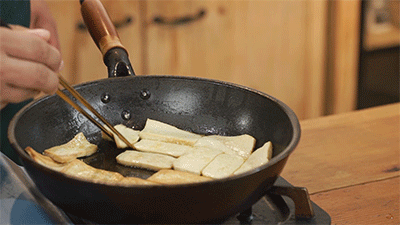 青椒炒豆腐的做法，豆腐做法简单又好吃（家常素食：青椒炒豆腐）
