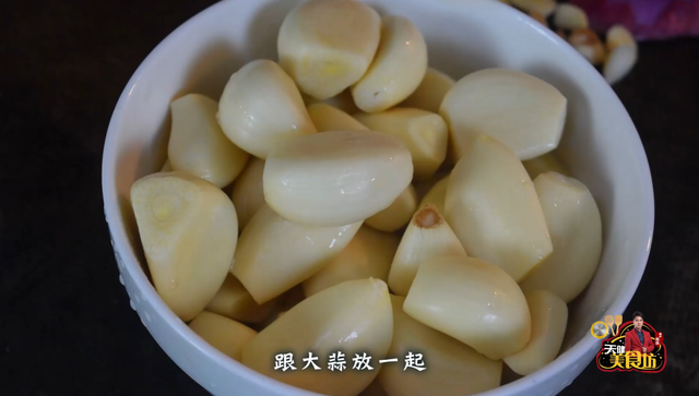 老鸭煲的做法，笋干老鸭煲的做法（教你做美味的蒜香老鸭煲）