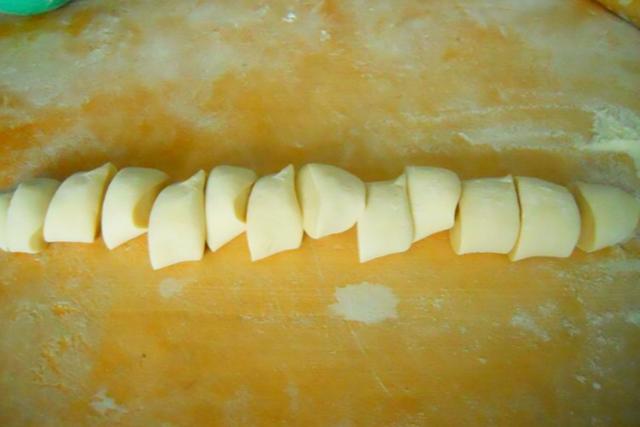 薄到透光烤鸭卷饼的做法，十一小长假必吃的烤鸭卷饼