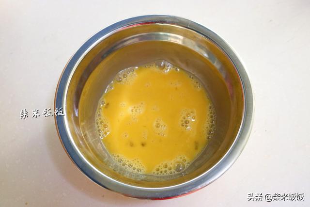 如何做鸡蛋粥可口，玉米面别总蒸着吃了