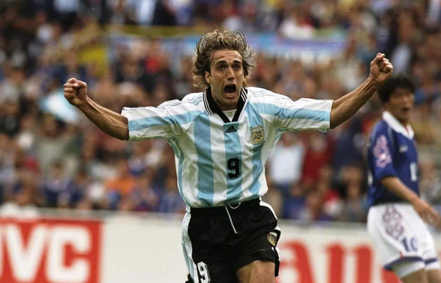 世界十大杰出足球明星是，世界上有名的足球明星（盘点足坛最伟大的十大球星）