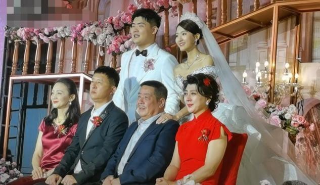 闫学晶的现任丈夫叫马明东,两人平时生活非常低调.