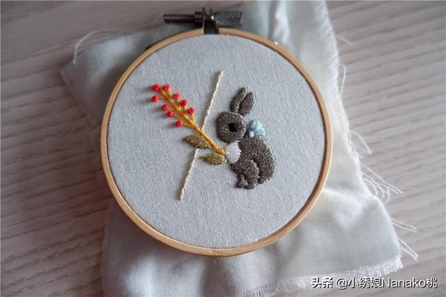 教你怎样用手帕折出只萌兔子，用手帕折小兔子（那就一起来刺绣一只软萌小兔子吧）