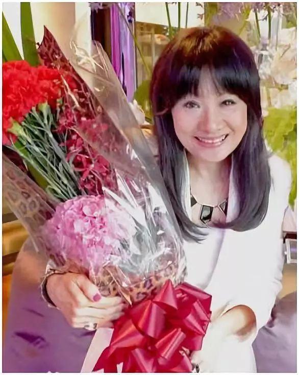 比莉的儿子，周汤豪的爸爸是谁（她的故事远比想象的更加难以置信）