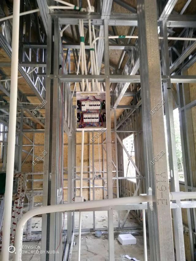 钢构房一般多少一个平方，轻钢建房100平米多少钱（这样的房子1500每平）