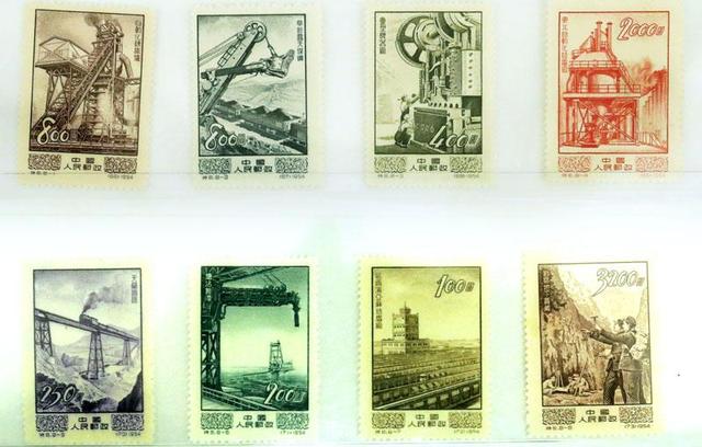 新中国第一套邮票，新中国成立后发行的第一套邮票是（在上海印刷前为何紧急修改邮票上的字样）