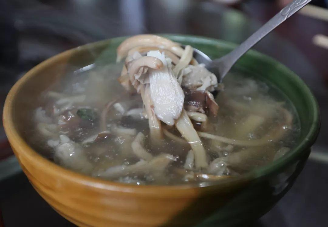 烤口蘑的营养价值与功效与作用jìn jì(夏天里的“消炎菜”，护肝护胃、控血糖，几块钱就能搞定)