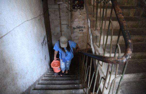 欠水费会停水吗，没有用水却产生了水费合理吗（居民每天只能去公厕取水）