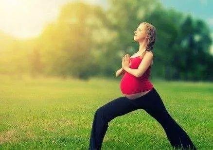 怀孕可以练瑜伽吗，怀孕初期能练瑜伽吗（孕妇可以练瑜伽吗）