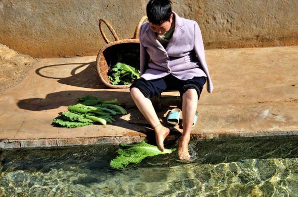 梦见水龙头流水，梦见水龙头一直流水是什么预兆（昆明这对只有“一只手一双脚”夫妇的故事让人肃然起敬）