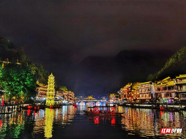 凤凰古城夜景图片，这辈子一定要去的凤凰古城（凤凰古城浪漫夜景醉游人）