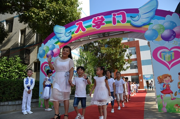 男生几岁上一年级最合适，男孩儿几岁上一年级最好（一年级入学年龄或被调整）