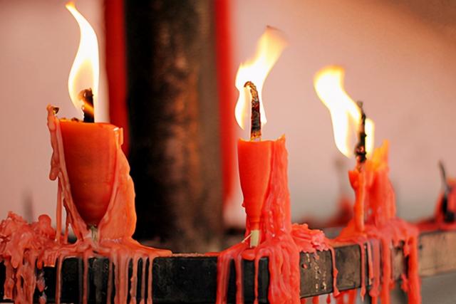 蜡炬成灰泪始干的上一句是什么，海上明月共潮生前面一句是什么（李商隐写了一首爱情诗）