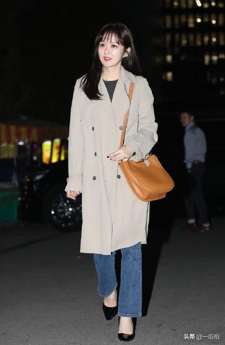 38岁张娜拉好嫩!空气刘海配风衣少女感挡不住,"冻龄脸"太惊艳