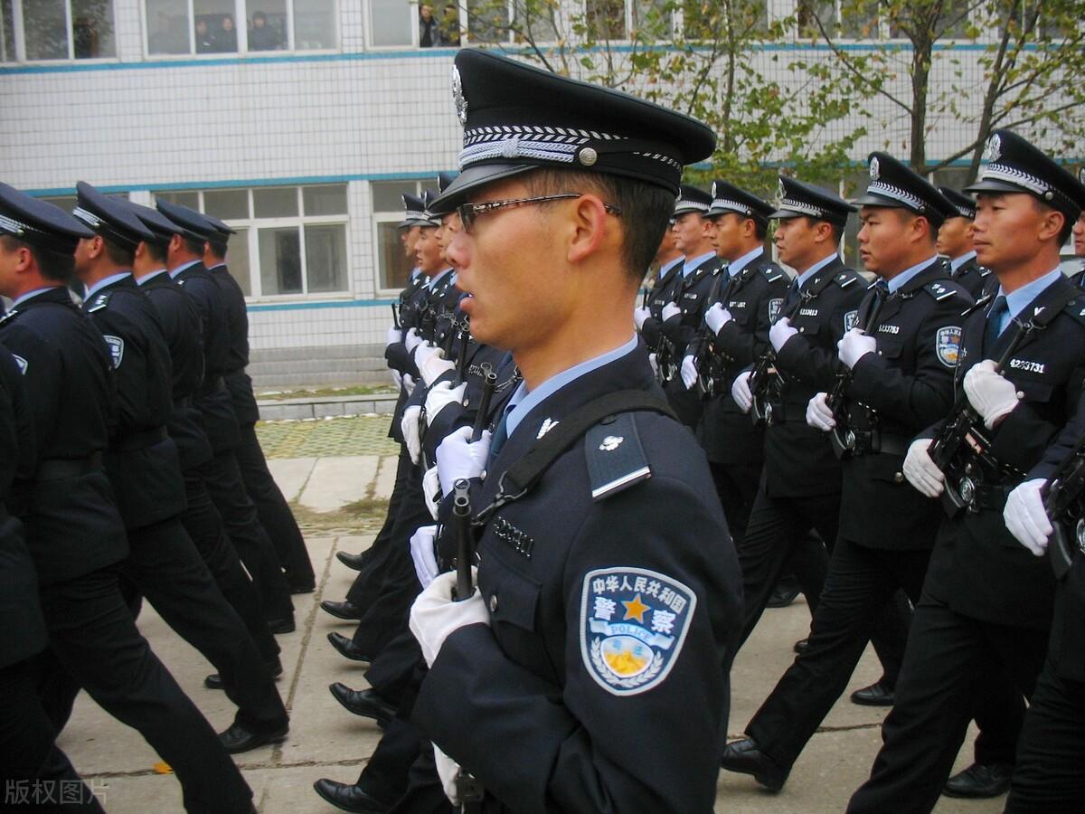 警銜設置等級設置人民警察警銜設下列五等十三級:(一)總警監,副總警監