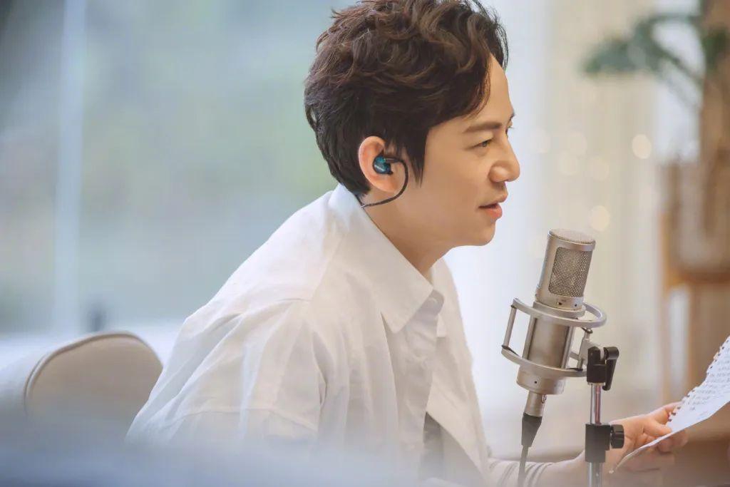 何炅个人资料简历年龄是多少岁(46岁"劳模"何炅,你为什么要这么拼?