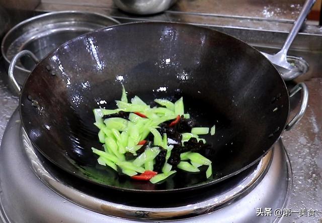 青瓜怎么炒好吃，猪利怎么炒好吃（木耳炒青瓜不要直接下锅炒）