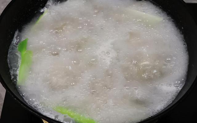 皮冻的正确做法，食材便宜还好吃（皮冻怎么做最好吃）