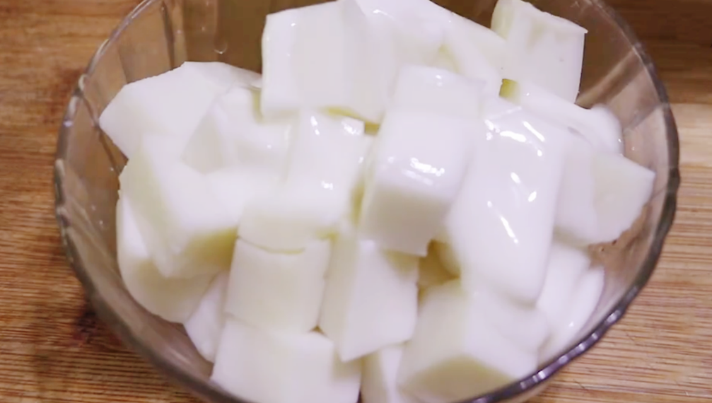 【牛奶雪梨糕】做法步驟圖 Q彈嫩滑 常吃對喉嚨好-起舞食譜網