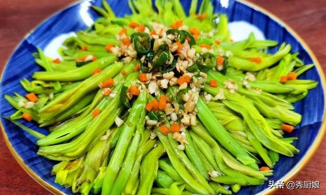 新鲜黄花菜怎样处理后食用，新鲜黄花菜怎么吃安全（吃鲜黄花菜正当季）