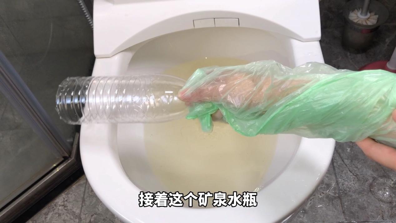 马桶堵了但还缓慢下水怎么才能疏通（推荐两种快速疏通马桶的小妙招）