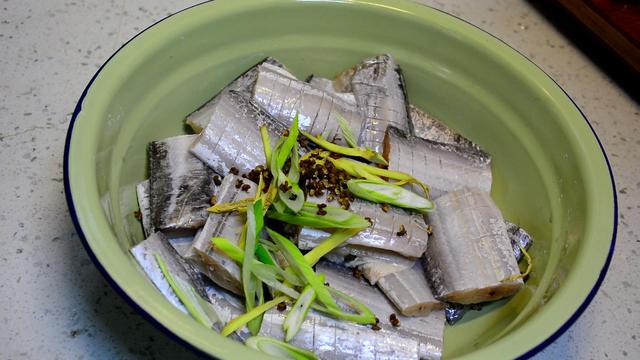 香炸带鱼的做法，油炸香辣带鱼的做法（记住“3放2不放”）