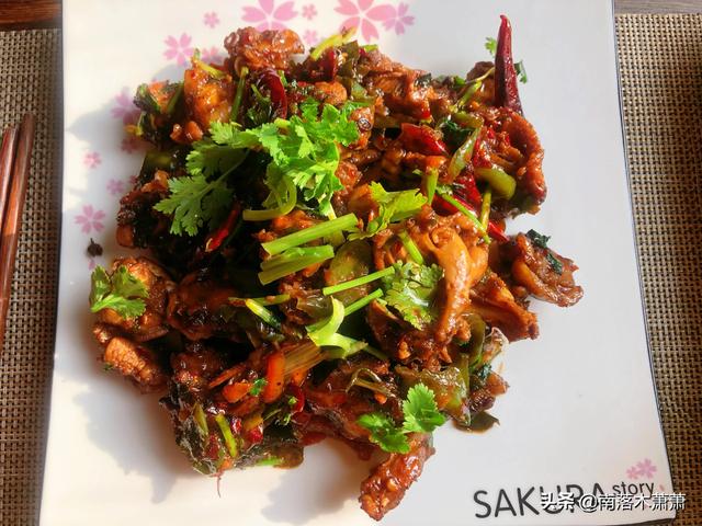 青椒炒鸡架的家常做法，青椒炒鸡架怎么做好吃（去市场两块五买了一个生鸡架）