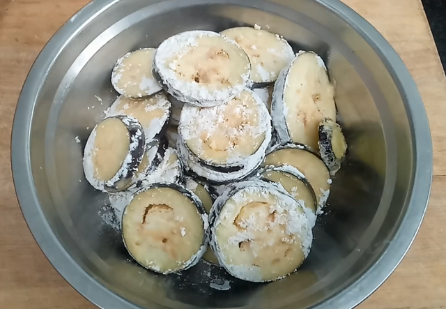 河南面煎茄子的做法，面煎茄子的做法（只需一个茄子就可以搞定一道菜肴）