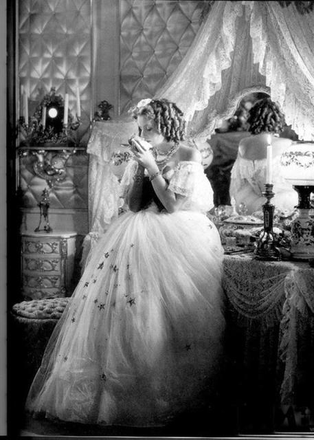 茶花女的作者是谁，茶花女翻译作者是谁（从茶花女这一人物浅析为何名著都爱写妓女的故事）