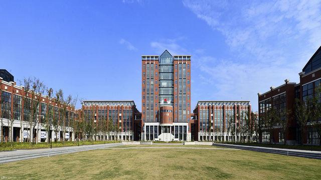 江苏科技大学张家港校区是几本，江苏科技大学怎么样 是几本（张家港的两所大学面临怎么样的选择）