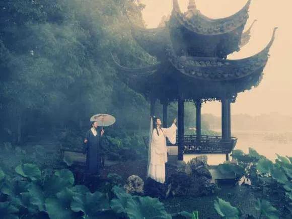 摩羯女放弃一个人还会回头吗，摩羯座女放弃一个人还会回头吗（少女为何要伪装“表姐”与旧日同事网恋）