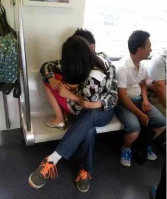 梦见自己穿裙子，梦见自己穿裙子是怎么回事（老婆第一次穿裙子坐公交吓得身后的小哥连连后退）