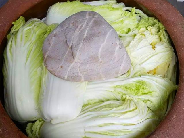 四川酸菜是什么菜做的，四川酸菜是什么菜做的叶子（奶奶都这样腌上一缸酸菜）