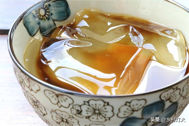 冰粉是什么，冰粉是什么做的对人体有害吗（就是四川人夏天快乐的来源）