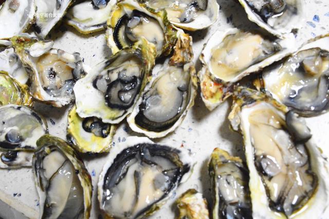 怎么挑选生蚝，怎么挑选生蚝罐头（挑到的生蚝个个鲜嫩肥美）