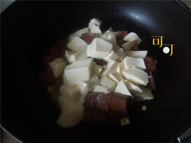 鹅血怎么做好吃，鹅血怎么烧好吃（成本5元钱的鹅血豆腐汤最适合夏天）