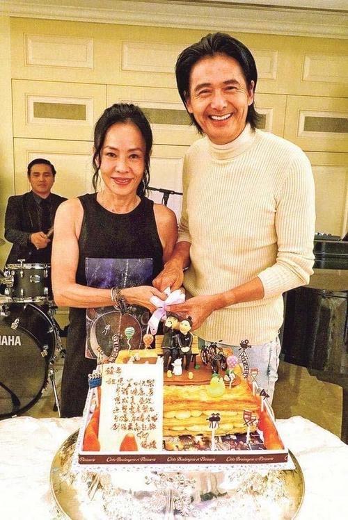 周潤發一共有兩個老婆,第一個老婆是餘安安,二人1983年結婚,次年離婚.