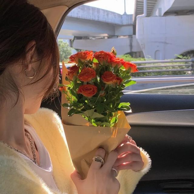 性感头像女生个性头像，女生性感头像／部位头像／“感动代替不了感情，念旧也回不到曾经” ​微信（部位头像丨一厢情愿，愿赌服输）