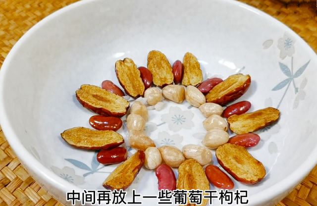 糯米八宝饭怎么做，怎样做八宝糯米饭（年夜饭之红糖八宝饭）