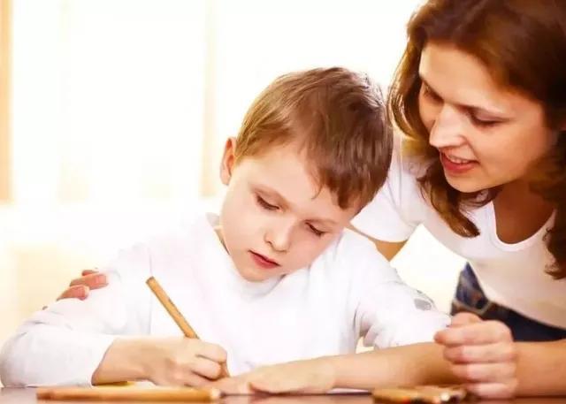 小孩子耍脾气怎么教育，小孩子耍脾气怎么教育好（教你三步搞定坏脾气）