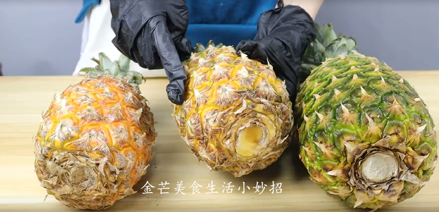 凤梨怎么选择比较甜，凤梨怎么选甜的（老果农的方法真好用）